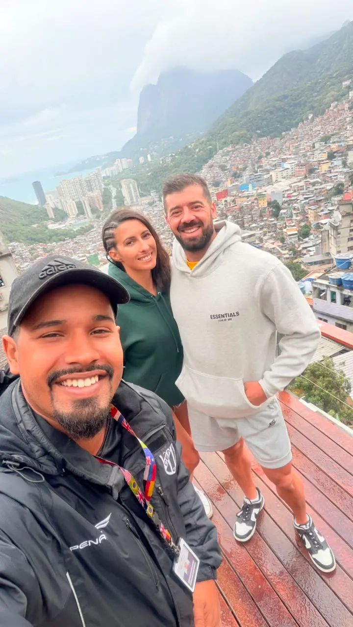 Selfie do guia com um casal de turistas no deck de madeira, durante o passeio.
